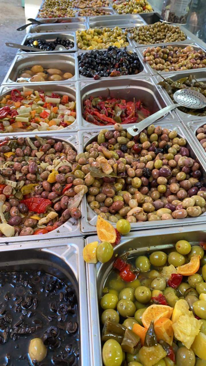 Variété d'olives marinées et d'antipasti Nice