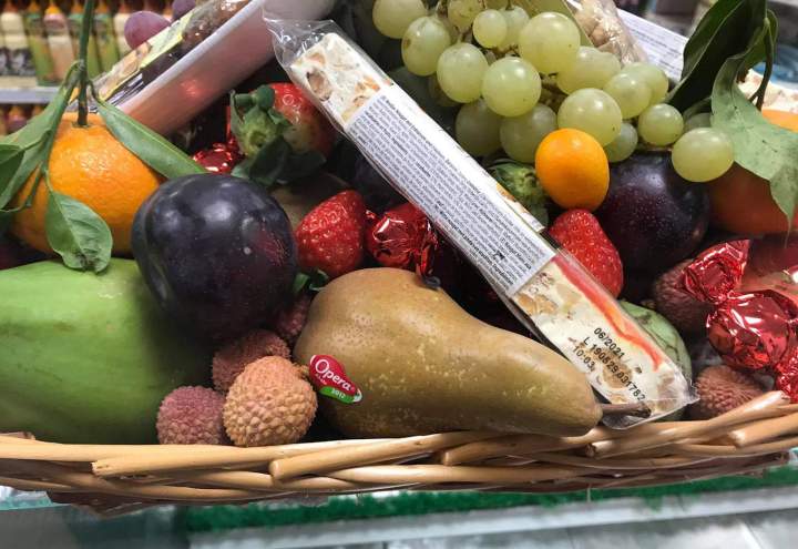 Panier de fruits frais et produits Nice