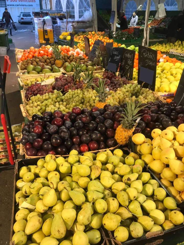 Etalage coloré de fruits frais Nice